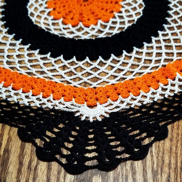 Vintage Style New Hand Crafted 4-Way Circle, Pumpkin, Black, & Natural 20" Doily - Picture 2 of 3